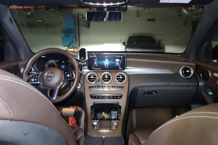 Used Mercedes-Benz GLC 2022 Second Facelift GLC 260 L 4MATIC Luxury Edition Center Console