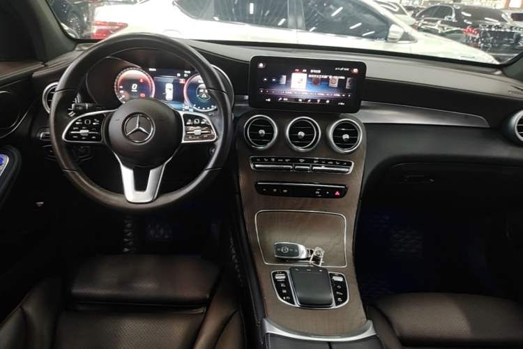 Used Mercedes-Benz GLC 2022 Facelift GLC 300 L 4MATIC Luxury Edition Center Console