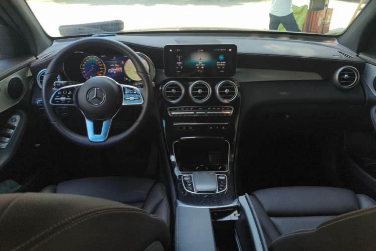 Used Mercedes-Benz GLC 2022 Facelifted GLC 260 L 4MATIC Dynamic Edition Center Console