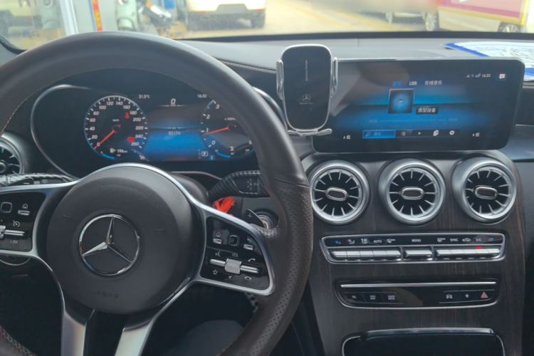 Used Mercedes-Benz GLC 2022 Second Facelift GLC 260 L 4MATIC Dynamic Edition Center Console