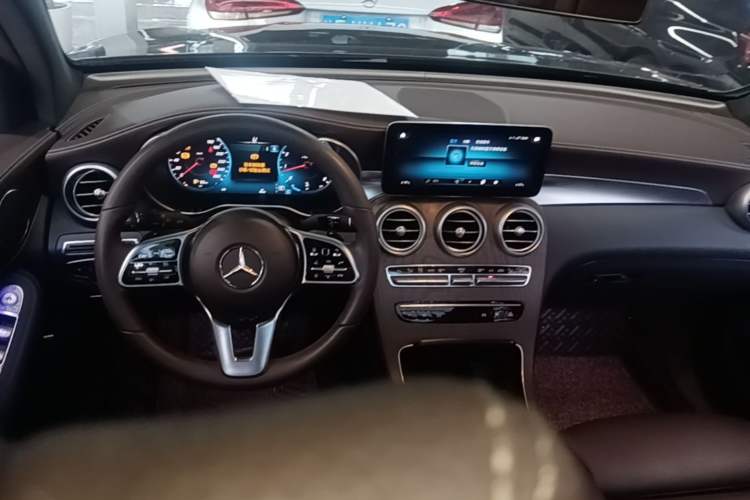 Used Mercedes-Benz GLC 2022 Second Facelift GLC 260 L 4MATIC Luxury Edition Center Console