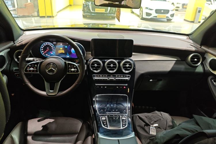 Used Mercedes-Benz GLC 2022 Second Facelift GLC 260 L 4MATIC Dynamic Edition Center Console