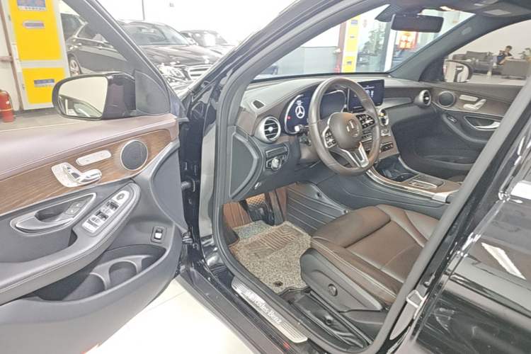 Used Mercedes-Benz GLC 2022 Second Facelift GLC 260 L 4MATIC Luxury Edition Driver Seat