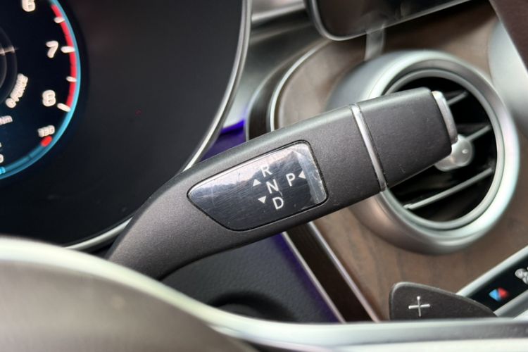 Used Mercedes-Benz GLC 2022 Facelift GLC 260 L 4MATIC Luxury Edition Gear Lever