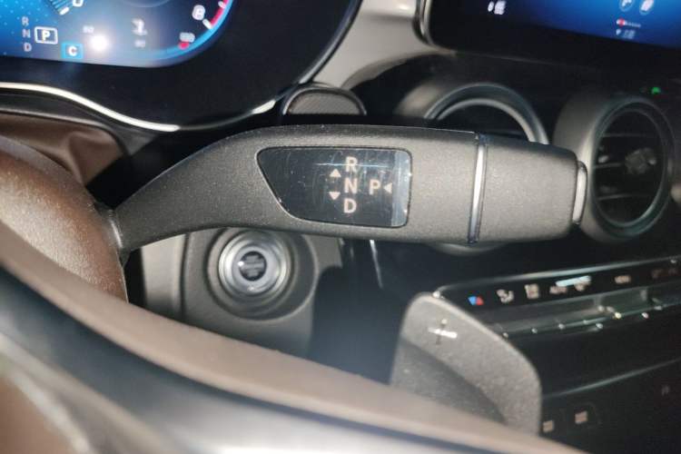 Used Mercedes-Benz GLC 2022 Second Facelift GLC 260 L 4MATIC Dynamic Edition Gear Lever