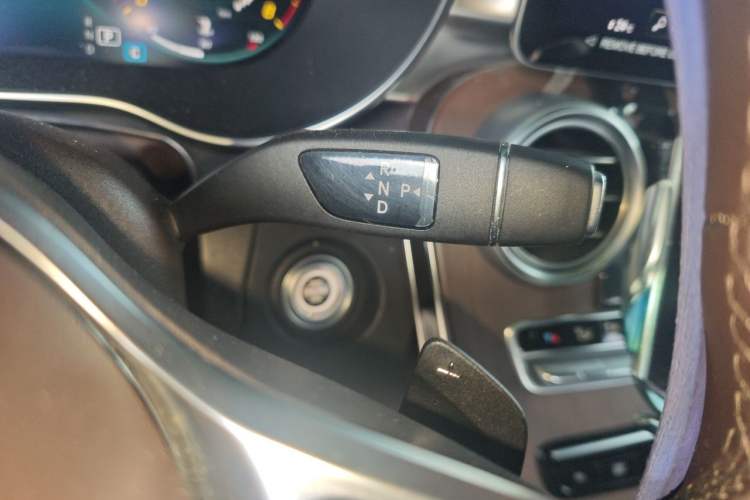 Used Mercedes-Benz GLC 2022 Second Facelift GLC 300 L 4MATIC Luxury Edition Gear Lever