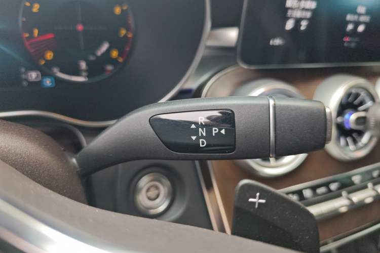 Used Mercedes-Benz GLC 2022 Facelift GLC 260 L 4MATIC Luxury Edition Gear Lever