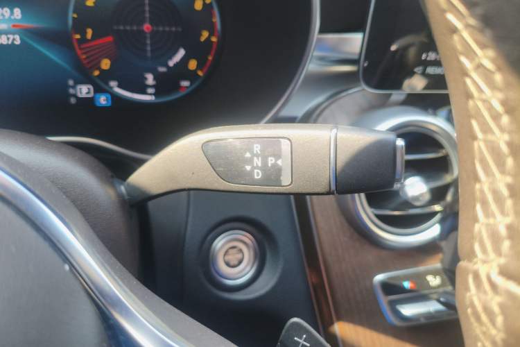Used Mercedes-Benz GLC 2022 Second Facelift GLC 260 L 4MATIC Luxury Edition Gear Lever