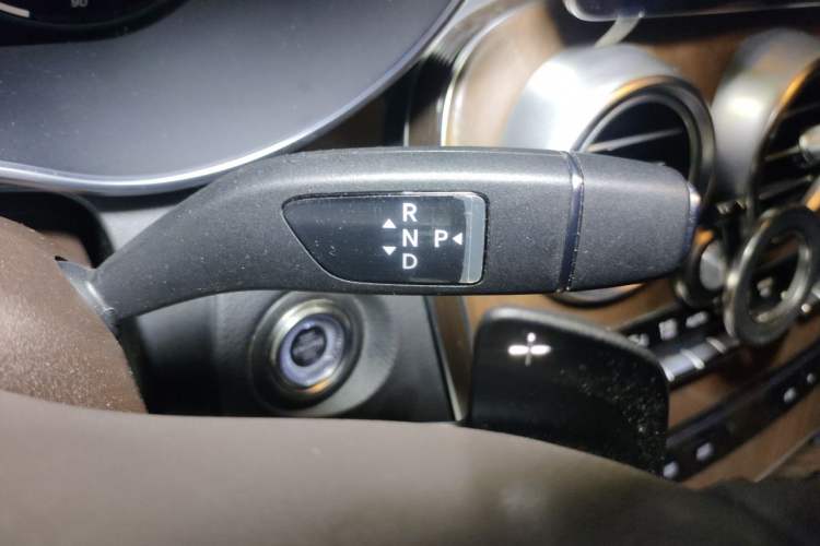 Used Mercedes-Benz GLC 2022 Second Facelift GLC 260 L 4MATIC Luxury Edition Gear Lever