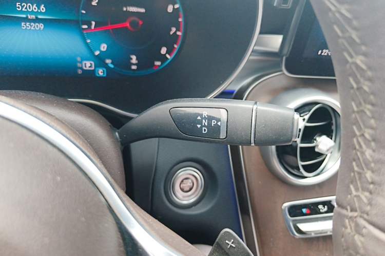 Used Mercedes-Benz GLC 2022 Second Facelift GLC 260 L 4MATIC Luxury Edition Gear Lever