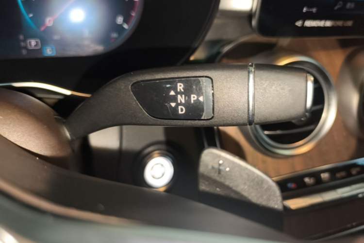 Used Mercedes-Benz GLC 2022 Second Facelift GLC 260 L 4MATIC Luxury Edition Gear Lever