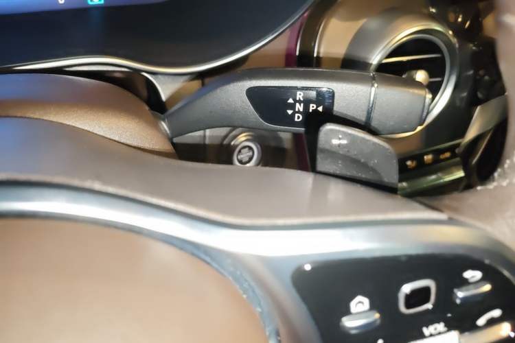Used Mercedes-Benz GLC 2022 Second Facelift GLC 260 L 4MATIC Luxury Edition Gear Lever