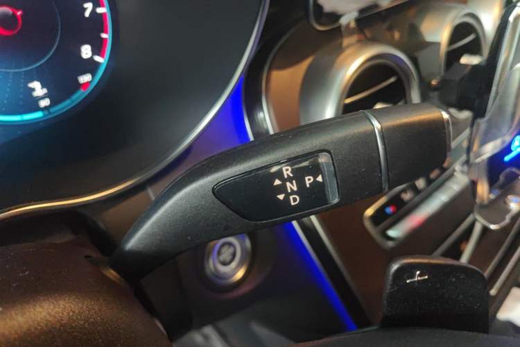 Used Mercedes-Benz GLC 2022 Facelift GLC 260 L 4MATIC Luxury Edition Gear Lever