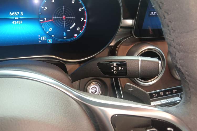 Used Mercedes-Benz GLC 2022 Facelift GLC 260 L 4MATIC Luxury Edition Gear Lever