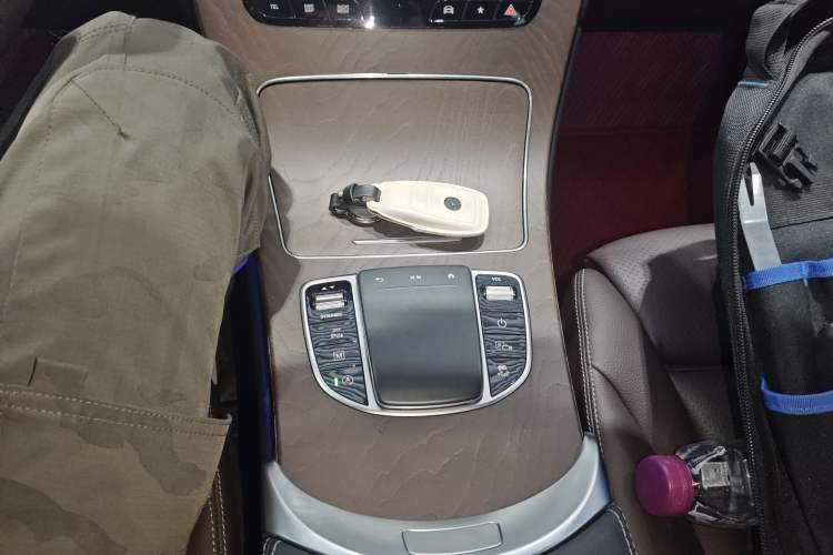 Used Mercedes-Benz GLC 2022 Second Facelift GLC 260 L 4MATIC Luxury Edition Gear Lever