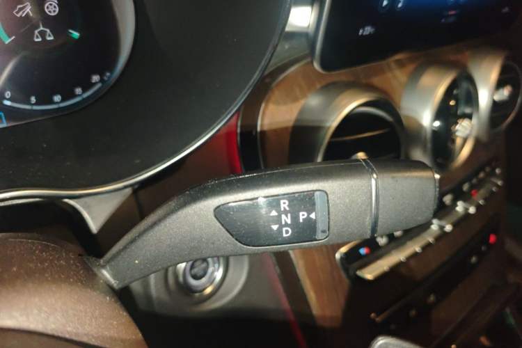 Used Mercedes-Benz GLC 2022 Second Facelift GLC 260 L 4MATIC Luxury Edition Gear Lever