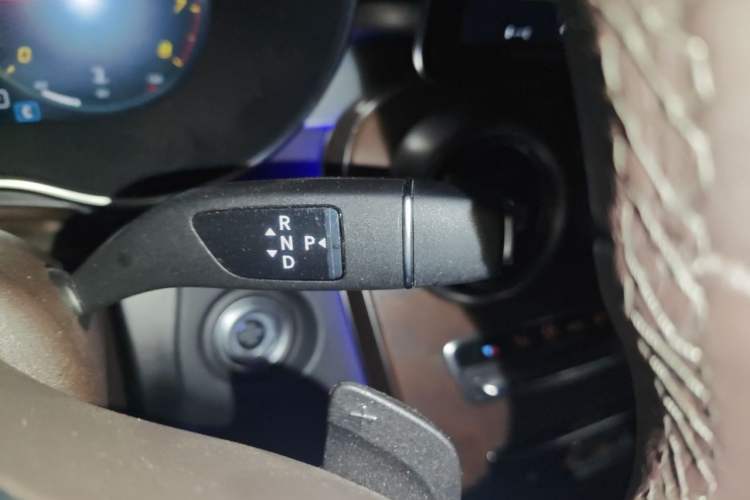 Used Mercedes-Benz GLC 2022 Second Facelift GLC 260 L 4MATIC Luxury Edition Gear Lever