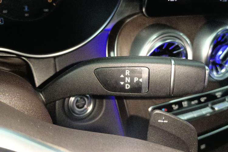 Used Mercedes-Benz GLC 2022 Facelift GLC 260 L 4MATIC Luxury Edition Gear Lever