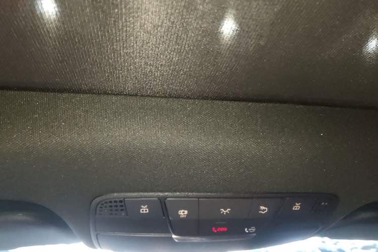 Used Mercedes-Benz GLC 2022 Facelift GLC 260 L 4MATIC Luxury Edition Headliner