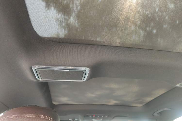 Used Mercedes-Benz GLC 2022 Second Facelift GLC 260 L 4MATIC Luxury Edition Headliner