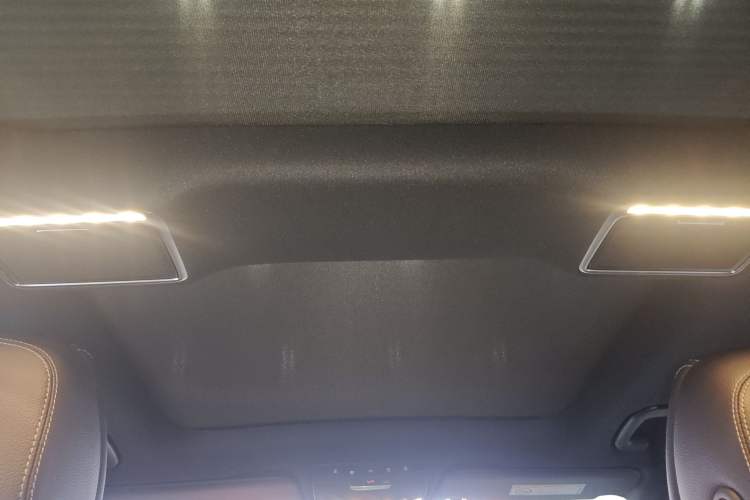 Used Mercedes-Benz GLC 2022 Second Facelift GLC 260 L 4MATIC Luxury Edition Headliner
