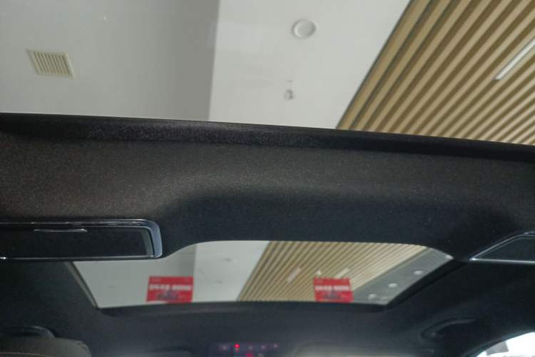 Used Mercedes-Benz GLC 2022 Second Facelift GLC 260 L 4MATIC Luxury Edition Headliner