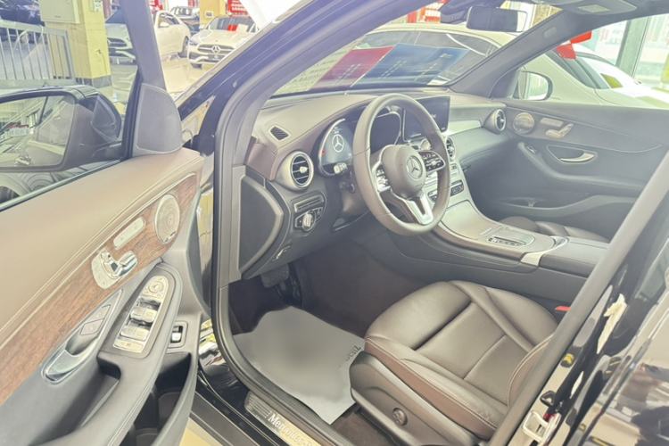 Used Mercedes-Benz GLC 2022 Second Facelift GLC 260 L 4MATIC Dynamic Edition Interior 2