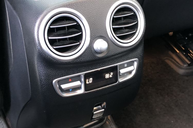 Used Mercedes-Benz GLC 2022 Second Facelift GLC 260 L 4MATIC Luxury Edition Interior 2