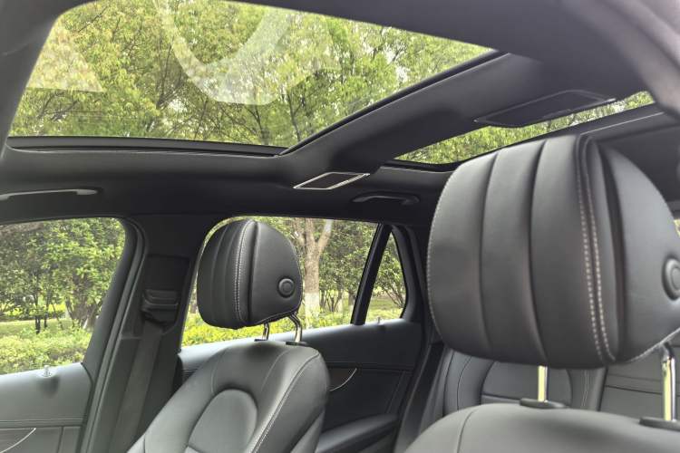 Used Mercedes-Benz GLC 2022 GLC 260 L 4MATIC Luxury Model Interior 4