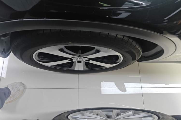 Used Mercedes-Benz GLC 2022 Second Facelift GLC 260 L 4MATIC Dynamic Edition Left Front Wheel Hub