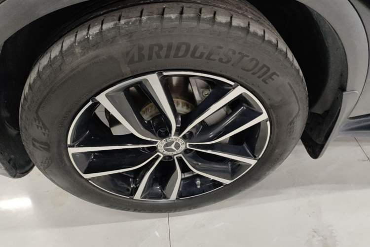 Used Mercedes-Benz GLC 2022 Second Facelift GLC 260 L 4MATIC Luxury Edition Left Front Wheel Hub