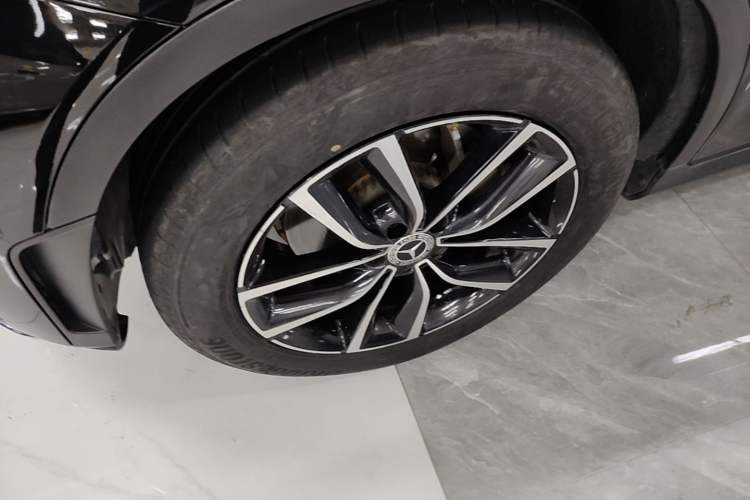 Used Mercedes-Benz GLC 2022 Second Facelift GLC 260 L 4MATIC Luxury Edition Left Front Wheel Hub