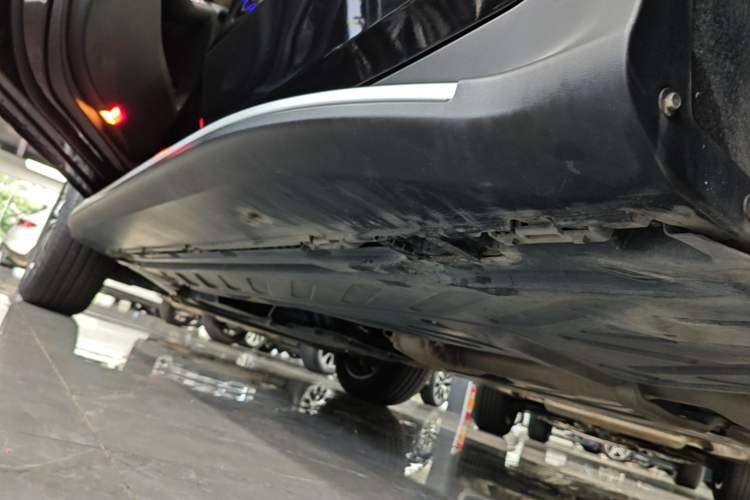 Used Mercedes-Benz GLC 2022 GLC 300 L 4MATIC Dynamic Model Left Side Sill