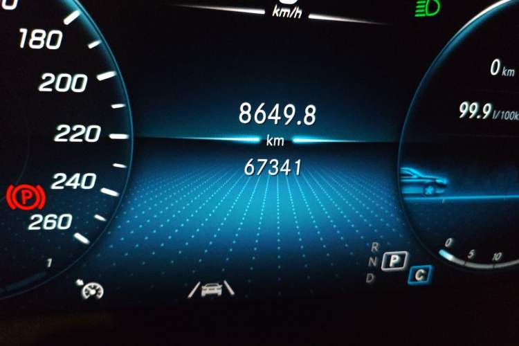 Used Mercedes-Benz GLC 2022 Refreshed GLC 300 L 4MATIC Dynamic Edition Odometer Close Up