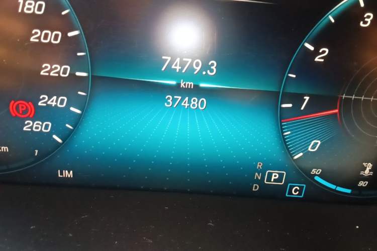 Used Mercedes-Benz GLC 2022 Second Facelift GLC 260 L 4MATIC Luxury Edition Odometer Close Up