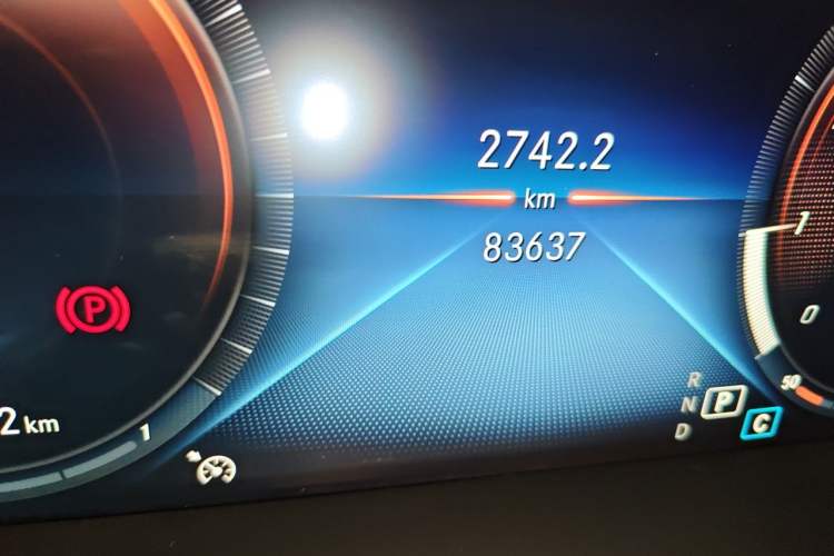 Used Mercedes-Benz GLC 2022 Second Facelift GLC 260 L 4MATIC Luxury Edition Odometer Close Up