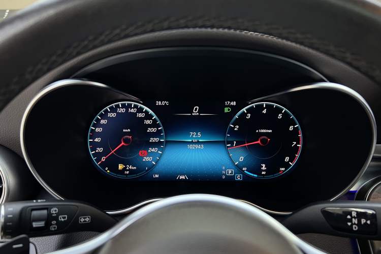 Used Mercedes-Benz GLC 2022 Refreshed GLC 300 L 4MATIC Dynamic Edition Odometer Close Up