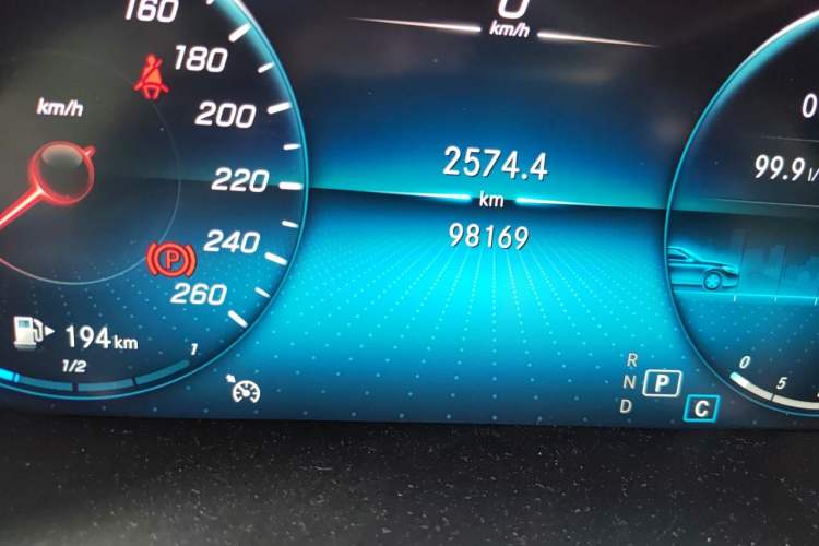 Used Mercedes-Benz GLC 2022 Second Facelift GLC 260 L 4MATIC Luxury Edition Odometer Close Up