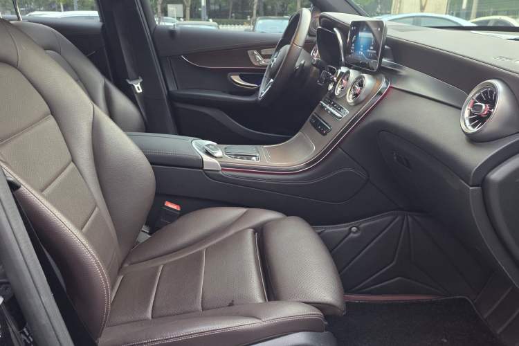 Used Mercedes-Benz GLC 2022 Facelift GLC 260 L 4MATIC Luxury Edition Right Front Seat