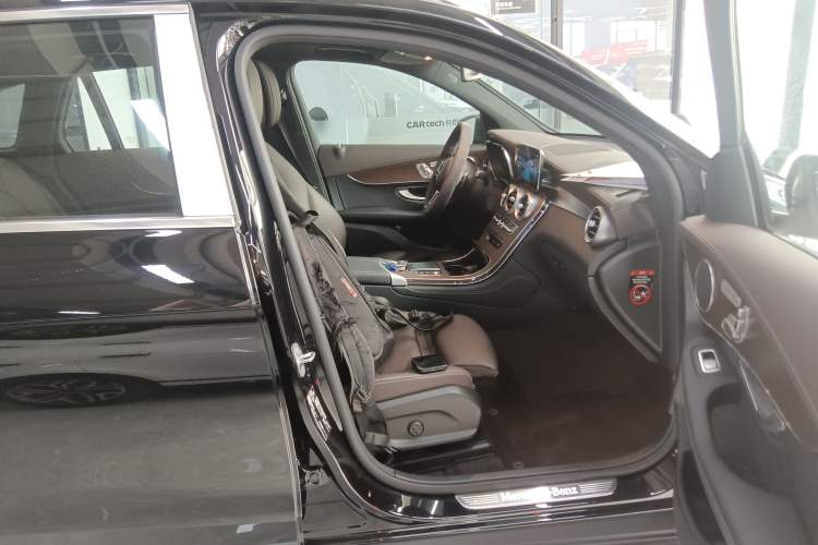 Used Mercedes-Benz GLC 2022 Facelift GLC 260 L 4MATIC Luxury Edition Right Front Seat