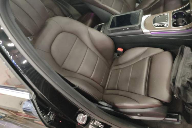 Used Mercedes-Benz GLC 2022 Facelift GLC 260 L 4MATIC Luxury Edition Right Front Seat