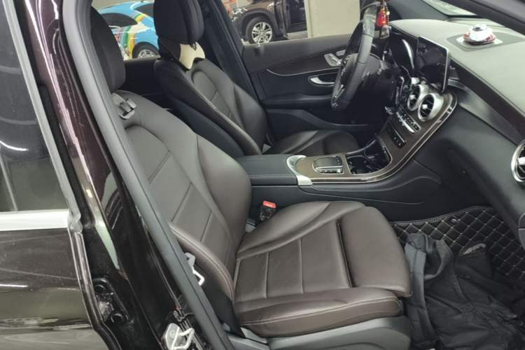 Used Mercedes-Benz GLC 2022 Facelift GLC 260 L 4MATIC Luxury Edition Right Front Seat