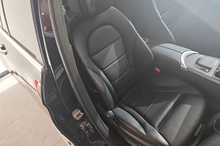 Used Mercedes-Benz GLC 2022 Second Facelift GLC 260 L 4MATIC Luxury Edition Right Front Seat