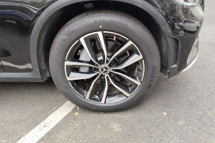 Used Mercedes-Benz GLC 2022 Facelift GLC 260 L 4MATIC Luxury Edition Right Front Wheel Hub