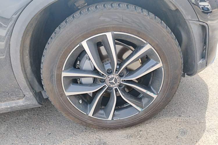 Used Mercedes-Benz GLC 2022 Second Facelift GLC 260 L 4MATIC Luxury Edition Right Front Wheel Hub