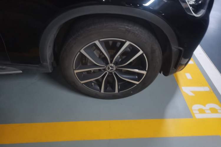 Used Mercedes-Benz GLC 2022 Facelift GLC 260 L 4MATIC Luxury Edition Right Front Wheel Hub