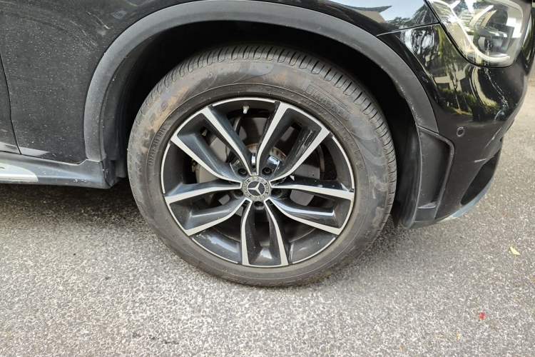 Used Mercedes-Benz GLC 2022 Facelift GLC 260 L 4MATIC Luxury Edition Right Front Wheel Hub