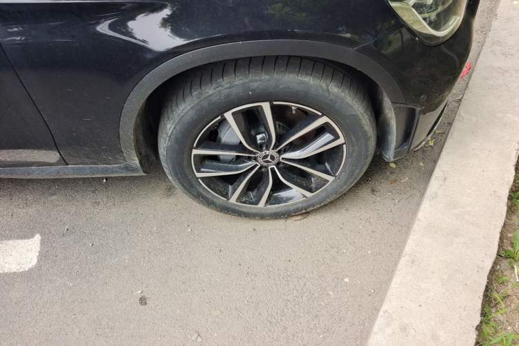 Used Mercedes-Benz GLC 2022 Second Facelift GLC 260 L 4MATIC Luxury Edition Right Front Wheel Hub