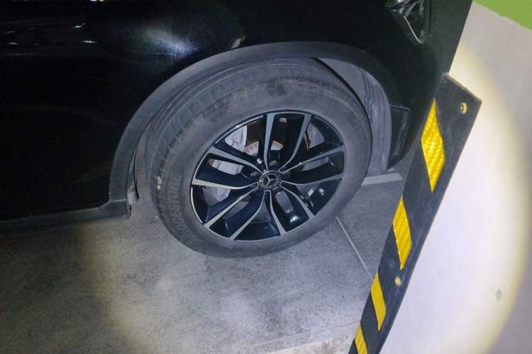 Used Mercedes-Benz GLC 2022 Second Facelift GLC 260 L 4MATIC Luxury Edition Right Front Wheel Hub