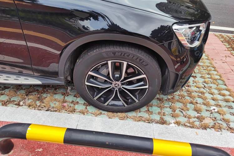 Used Mercedes-Benz GLC 2022 Second Facelift GLC 260 L 4MATIC Luxury Edition Right Front Wheel Hub